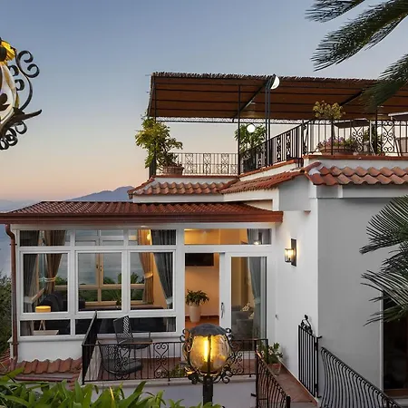 - Bianca Villa Sorrente